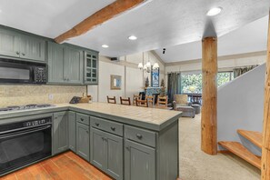 Appart'hôtel, 2 chambres | Cuisine privée | Réfrigérateur, four, grille-pain