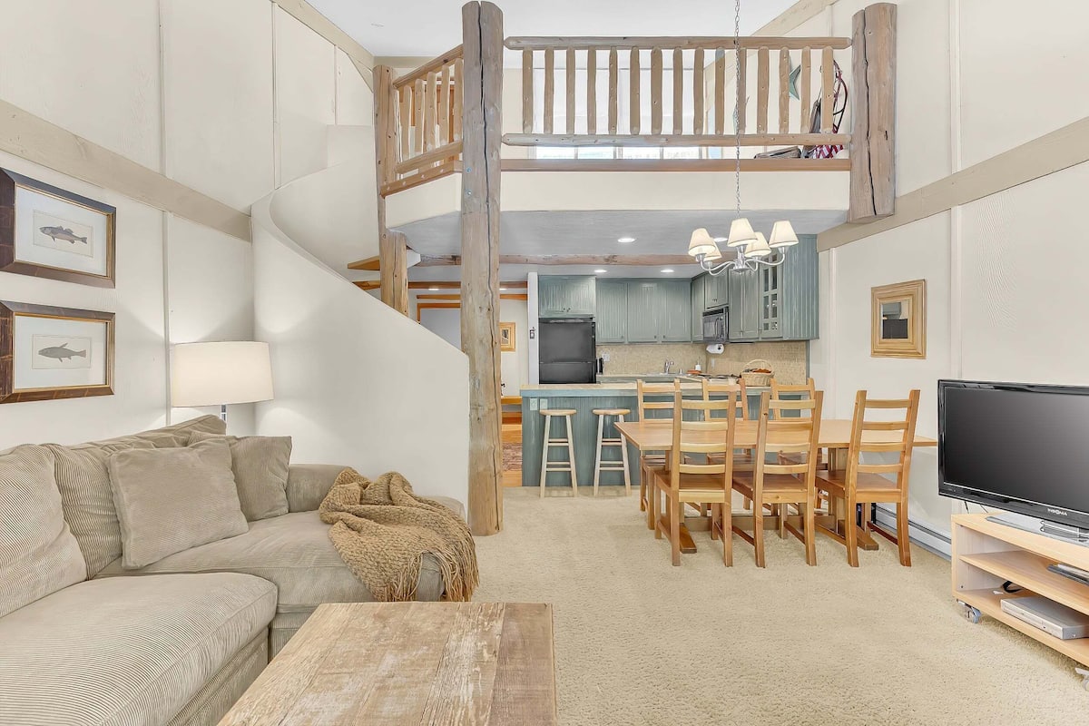 Condo, 2 Bedrooms | Living area