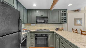 Apartment, 2 Schlafzimmer | Eigene Küche | Kühlschrank, Ofen, Wasserkocher mit Kaffee-/Teezubehör, Toaster