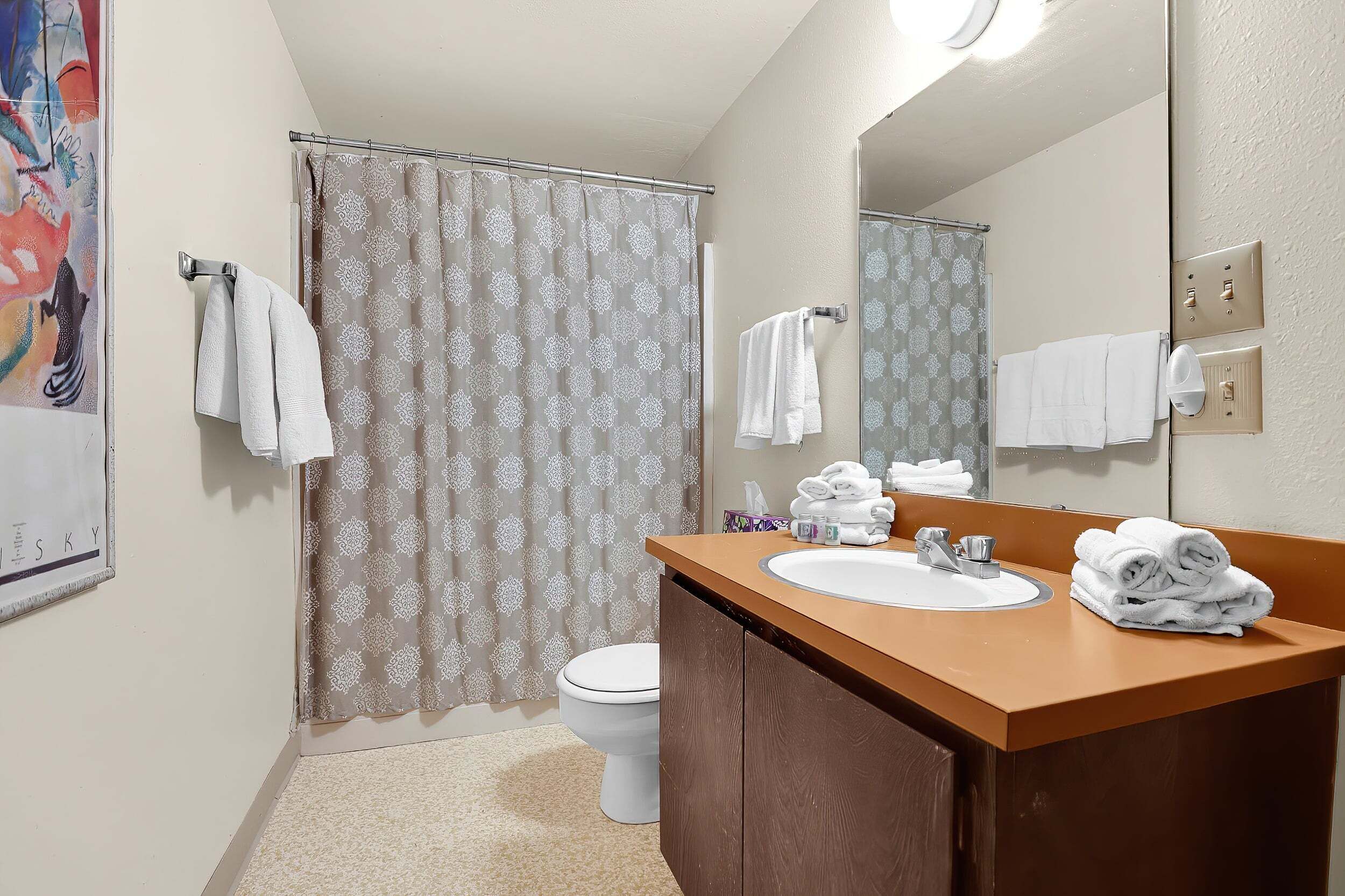 Condo, 2 habitaciones | Baño | Toallas y shampoo 