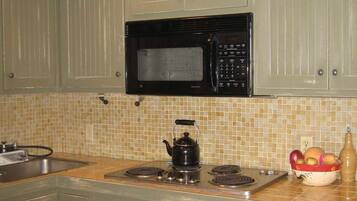 House, 2 Bedrooms | Private kitchen | Fridge, oven, coffee/tea maker, toaster