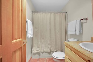 Apartment, 2 Schlafzimmer | Badezimmer | Handtücher