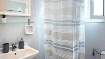 Douche, sèche-cheveux, serviettes fournies, shampoing