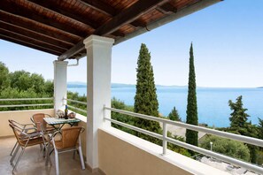 Outdoor dining - Hotel Barbati - Pool & Panoramic Sea View Escape (Mparmpati)