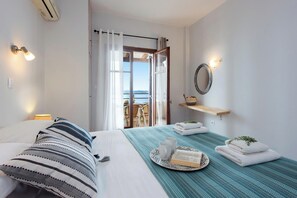 1 bedroom, travel cot, WiFi, bed sheets - Hotel Barbati - Pool & Panoramic Sea View Escape (Mparmpati)