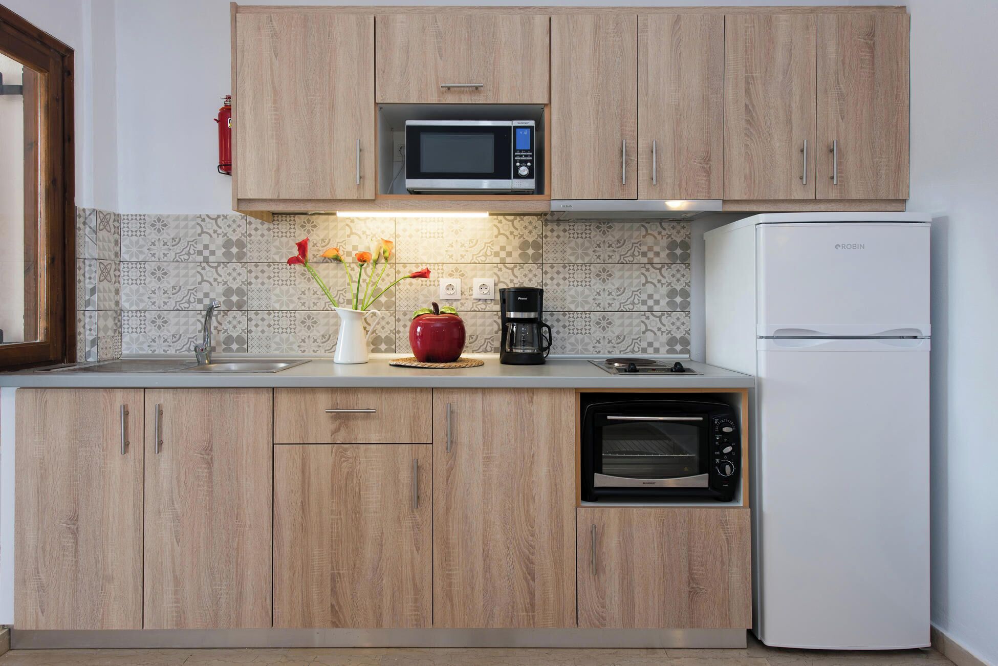 Kühlschrank, Herdplatte, Hochstuhl, Kochgeschirr/Geschirr/Besteck