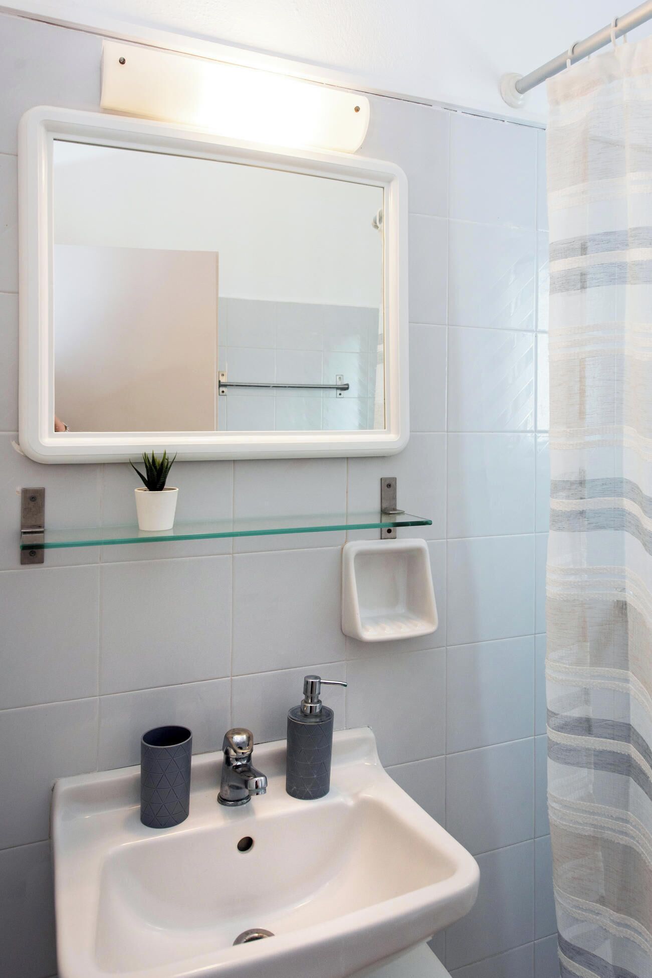 Een douche, een haardroger, handdoeken, shampoo