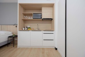 Kylskåp, mikrovågsugn, spishäll och vattenkokare