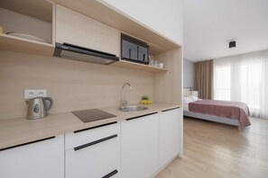 Fridge, microwave, stovetop, electric kettle - Functional Studio | 140 m to Metro | Pet Friendly (Warszawa)