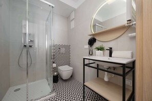 Shower, hair dryer, towels, shampoo - Functional Studio | 140 m to Metro | Pet Friendly (Warszawa)