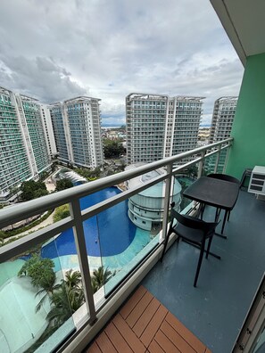 Outdoor dining - Luxurios Condo unit in Azure, Parañaque with Man-made White Sand Beach (Parañaque)