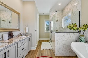 Shower, towels - Welcome to Tween Waters! (St. George Island)