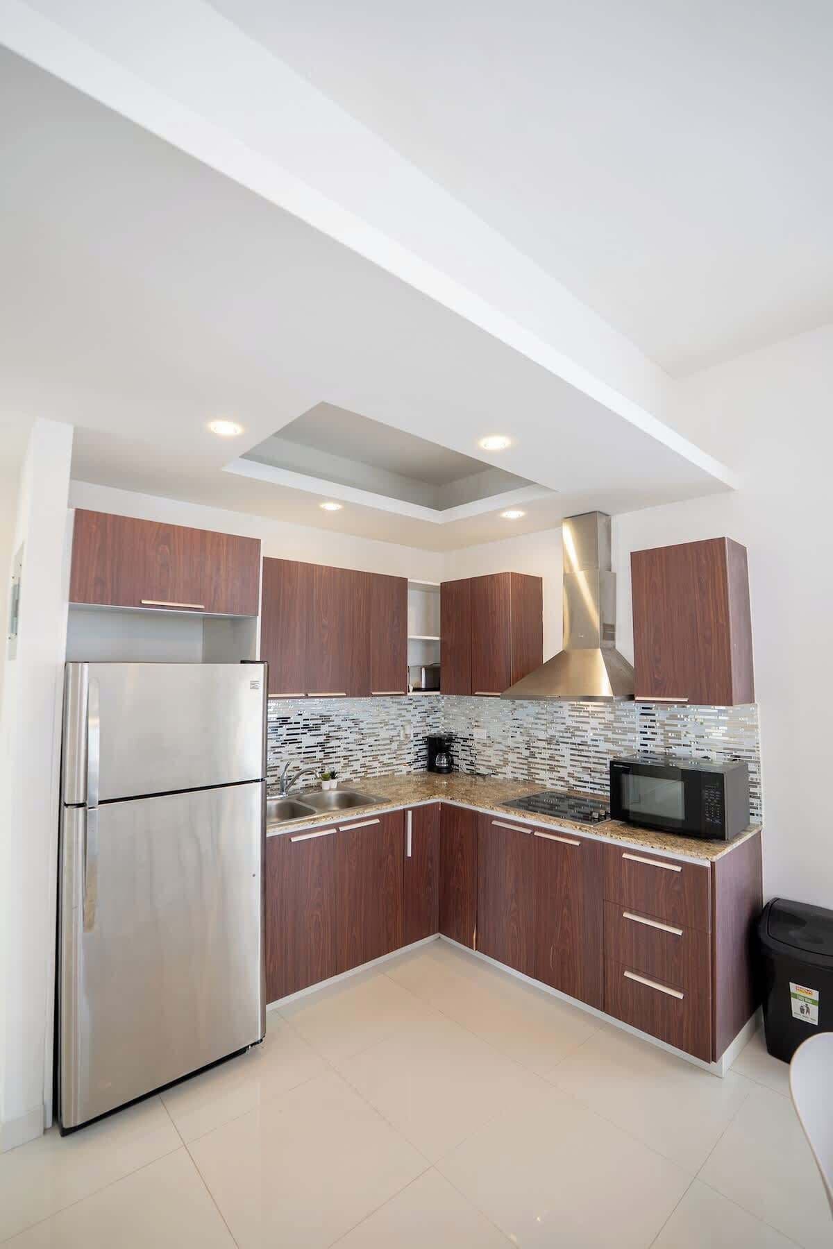 Coffee/tea maker, fridge, microwave, stovetop