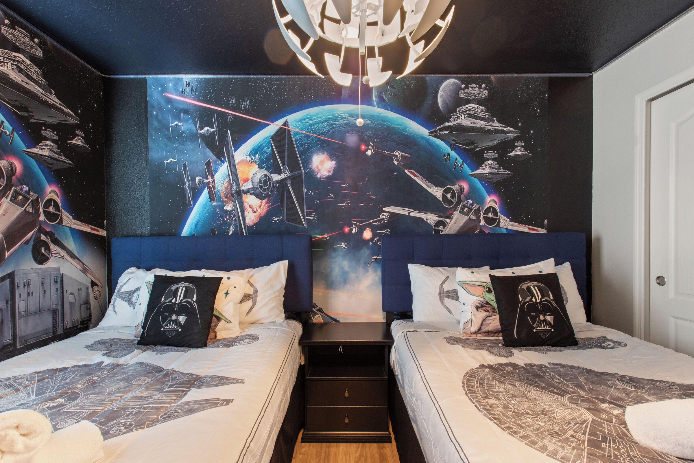 5 dormitorios, tabla de planchar con plancha, cuna de viaje