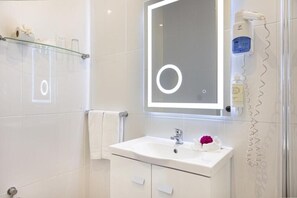 Quarto casal luxo, sacada, vista para o mar | Banheiro