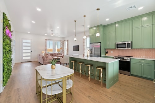 Carlton Landing-Pink Cabana with private pool