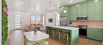 Carlton Landing-Pink Cabana with private pool