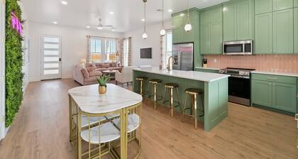 Carlton Landing-Pink Cabana with private pool