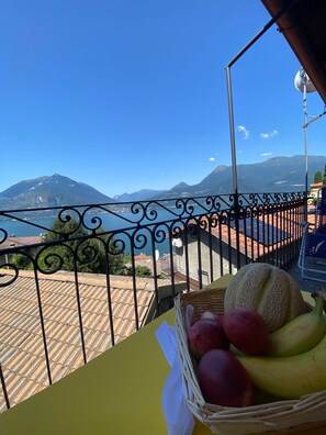 Property grounds - Apartment "Casa dai Nonni" Cozy apartment with beautiful lake view (Perledo)