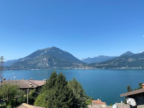 Eine Berglandschaft mit einem See und Wohngebäuden.