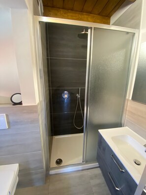 Doccia, asciugacapelli, bidet, asciugamani