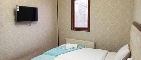 Chambre Ăconomique avec lits jumeaux, vue cour intĂ©rieure | Fer et planche Ă repasser