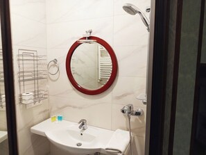 Economy Twin Room, Courtyard View | Bilik Mandi | Selipar 