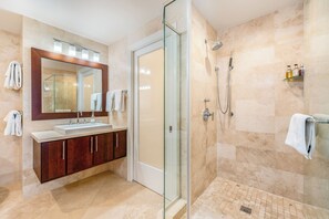 Shower, towels - Beachcomber 22 by Grand Cayman Villas (Seven Mile Beach)
