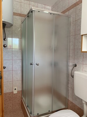 Douche, sèche-cheveux, serviettes fournies