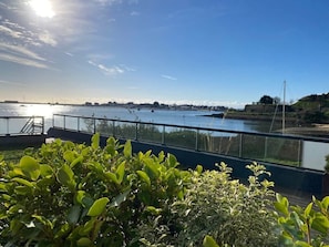 Property grounds - REF 231 Port-Louis apartment type 2 terrace sea view (Port-Louis)
