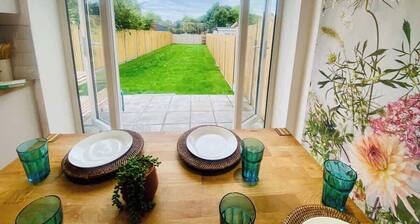 Twickenham House Sleeps 7 with Parking - Isleworth