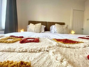 4 bedrooms, iron/ironing board, WiFi, bed sheets - Twickenham House Sleeps 7 with Parking - Isleworth (Greater London)