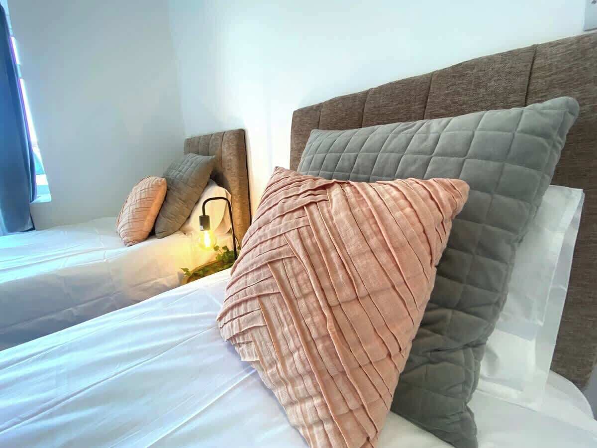 4 bedrooms, iron/ironing board, WiFi, bed sheets