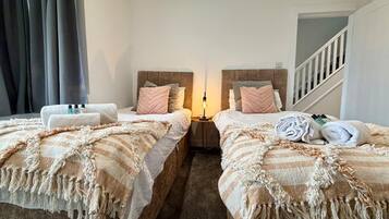 4 bedrooms, iron/ironing board, WiFi, bed sheets