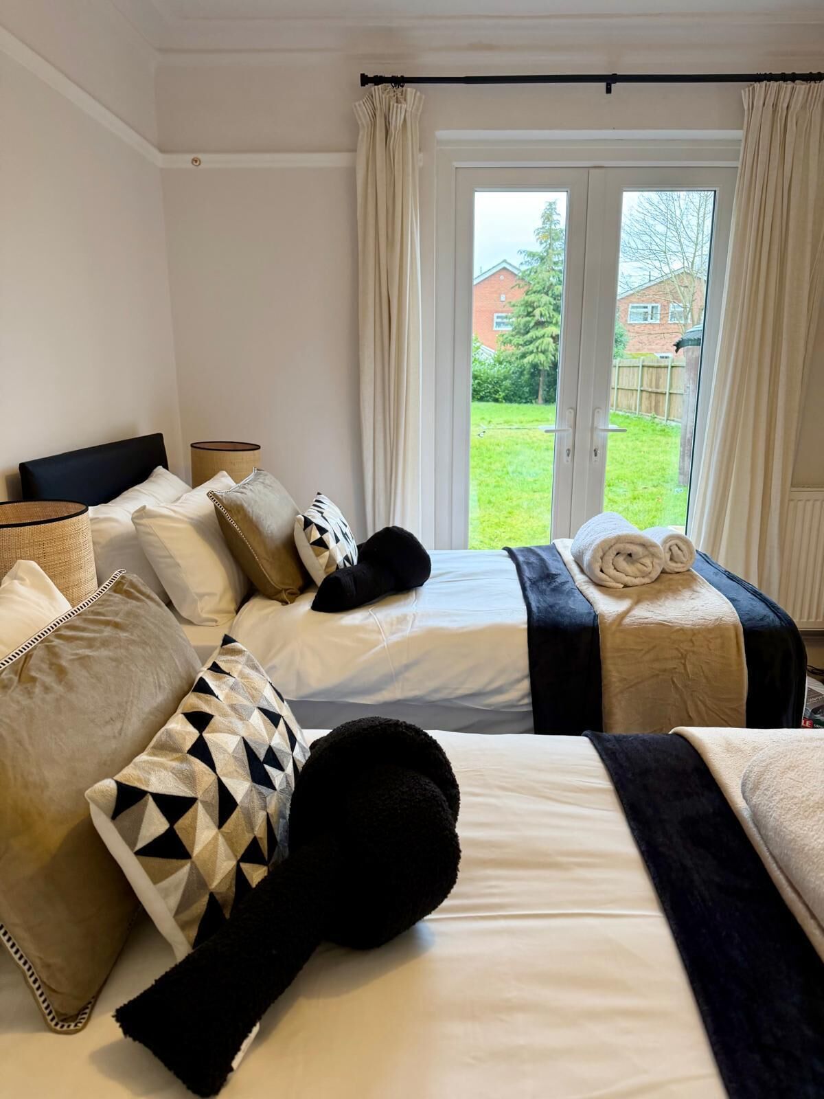 4 bedrooms, iron/ironing board, WiFi, bed sheets
