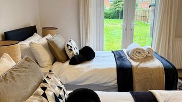 4 bedrooms, iron/ironing board, WiFi, bed sheets