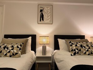 4 habitaciones, tabla de planchar con plancha, wifi y ropa de cama 