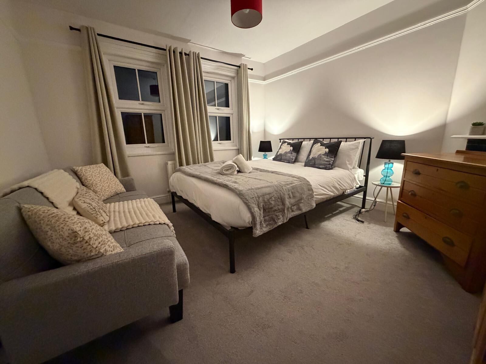 4 bedrooms, iron/ironing board, WiFi, bed sheets