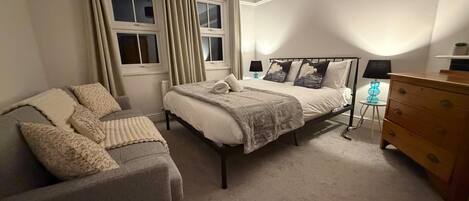 4 bedrooms, iron/ironing board, WiFi, bed sheets