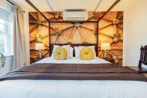 5 bedrooms, iron/ironing board, WiFi, bed sheets