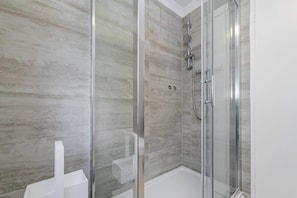 Shower, hair dryer, shampoo - Norwich Spacious 5 Bed House (Norfolk)