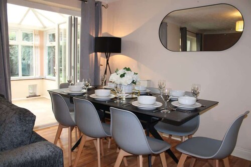 Stunning ELY House - Perfect Retreat for Large Groups