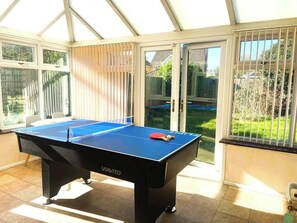 A billiards table in a conservatory with glass doors and windows. - Stunning ELY House - Perfect Retreat for Large Groups (Cambridgeshire)