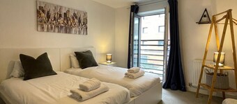 Hawksbill House - 3 Bed with Private Parking Spaces