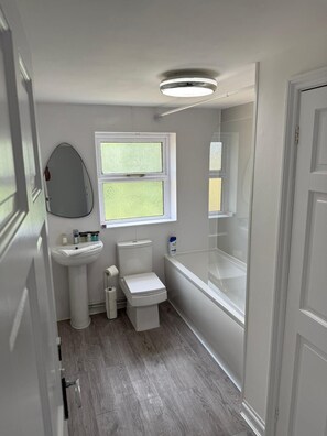 Shower, hair dryer, shampoo - Victoria House - 4 Cosy Bedrooms for Large Groups (Littleport)