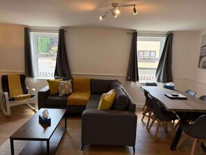 TV, offices - Victoria House - 4 Cosy Bedrooms for Large Groups (Littleport)