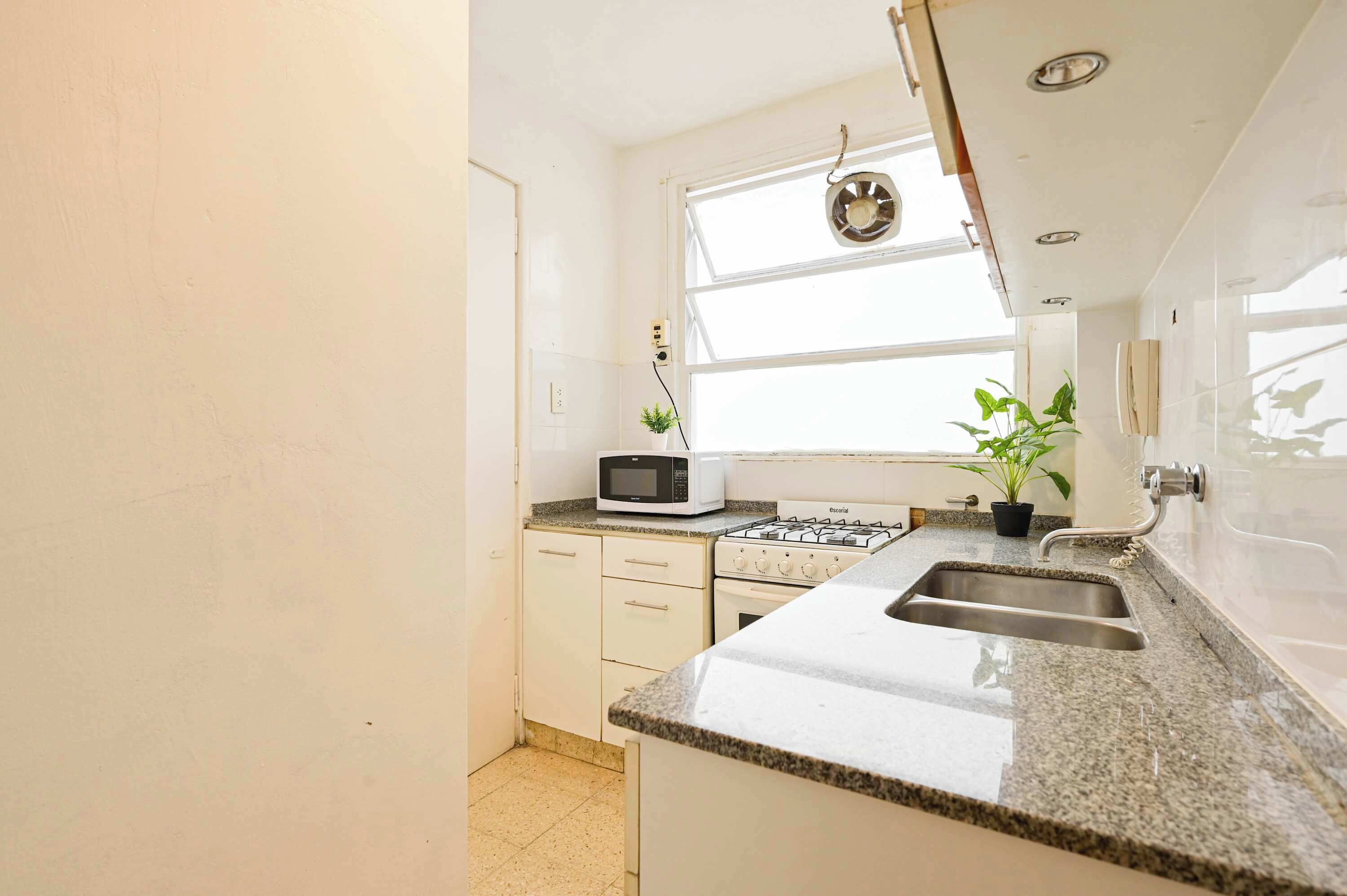 Microondas, cafetera/tetera, tostadora, utensilios de cocina