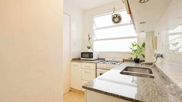 Microondas, cafetera/tetera, tostadora, utensilios de cocina