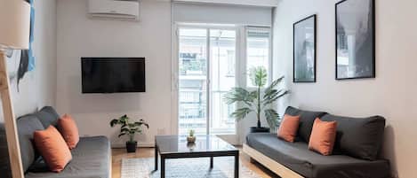 Una televisión, una oficina