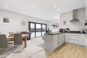 Fridge, microwave, oven, stovetop - Modern Apartment, Private Parking, Plymouth (Plymouth)